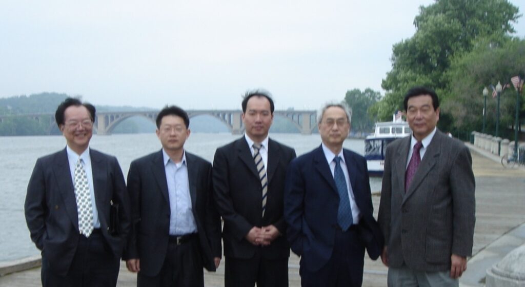 照片中最右側為李顯德先生，右二則是台灣半導體界的元老──胡定華博士，左二為顏志學博士。 2006 年 5 月共同率隊前往華盛頓特區（Washington D.C.），與卡內基研究機構（Carnegie Institution）商談鑽石技術合作事宜。