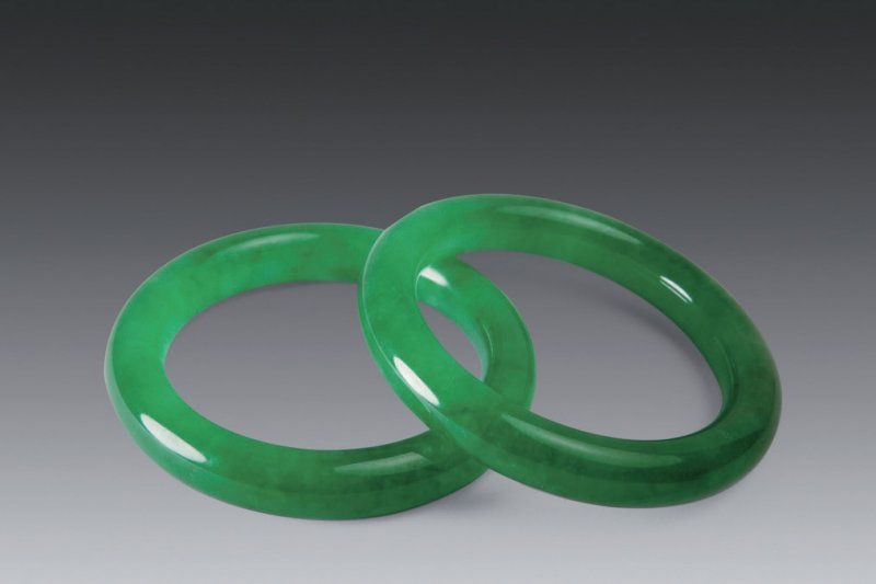 หยกเนื้อแข็งสีเขียวสดใสที่เปล่งประกาย — หยกเจไดต์ (Jadeite Jade)