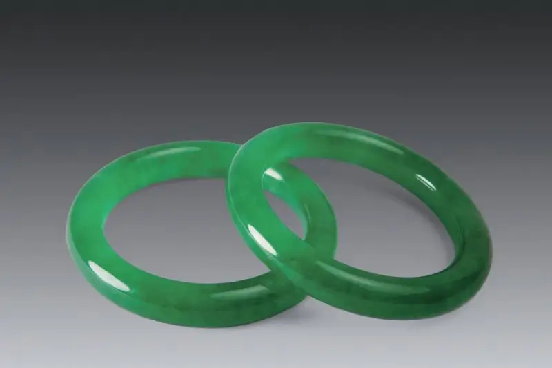 หยกเนื้อแข็งสีเขียวสดใสที่เปล่งประกาย — หยกเจไดต์ (Jadeite Jade)